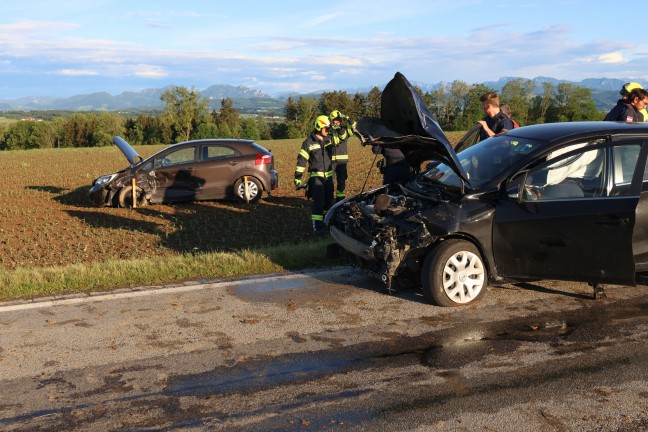 Schwerer Verkehrsunfall zwischen zwei Autos in Ried im Traunkreis fordert vier Verletzte