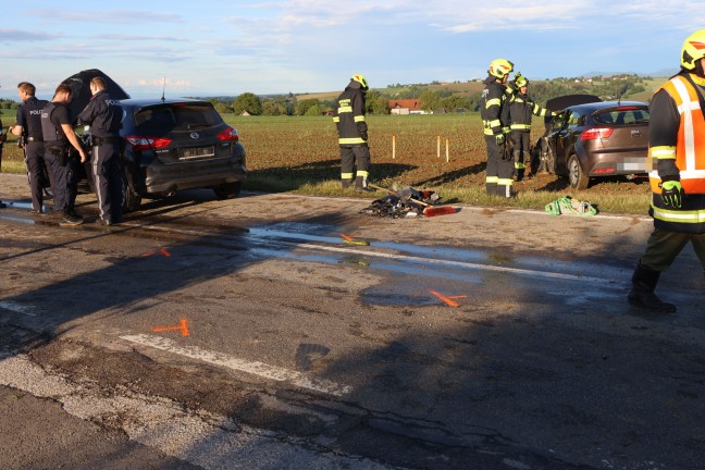 Schwerer Verkehrsunfall zwischen zwei Autos in Ried im Traunkreis fordert vier Verletzte