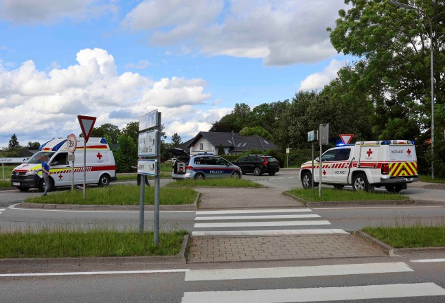 Kollision zwischen Auto und Moped in einem Kreisverkehr in Braunau am Inn