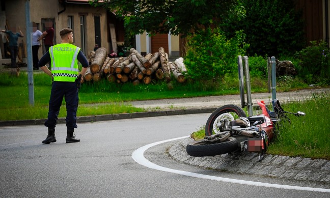 Kollision zwischen Auto und Moped in einem Kreisverkehr in Braunau am Inn