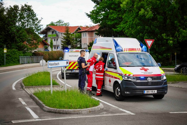 Kollision zwischen Auto und Moped in einem Kreisverkehr in Braunau am Inn