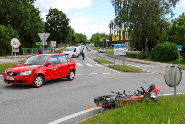 Kollision zwischen Auto und Moped in einem Kreisverkehr in Braunau am Inn