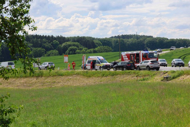 Heftiger Kreuzungscrash zwischen zwei PKW bei Eggelsberg