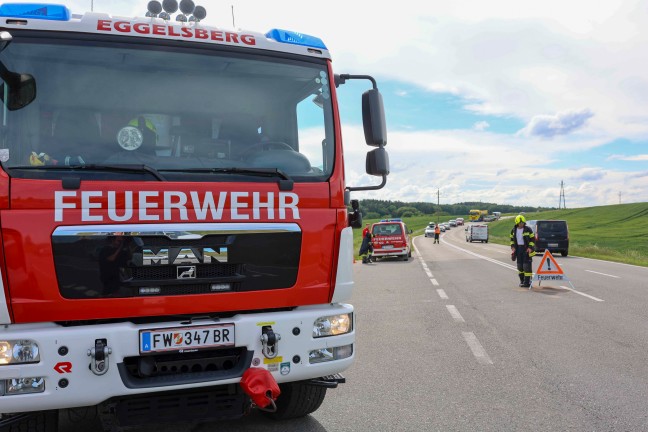 Heftiger Kreuzungscrash zwischen zwei PKW bei Eggelsberg