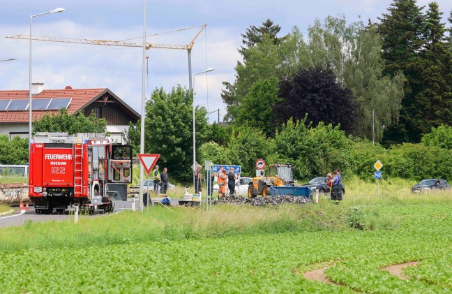 Weißbier im Kreisverkehr: LKW verlor auf Altheimer Straße bei Geinberg Teil seiner Bierladung
