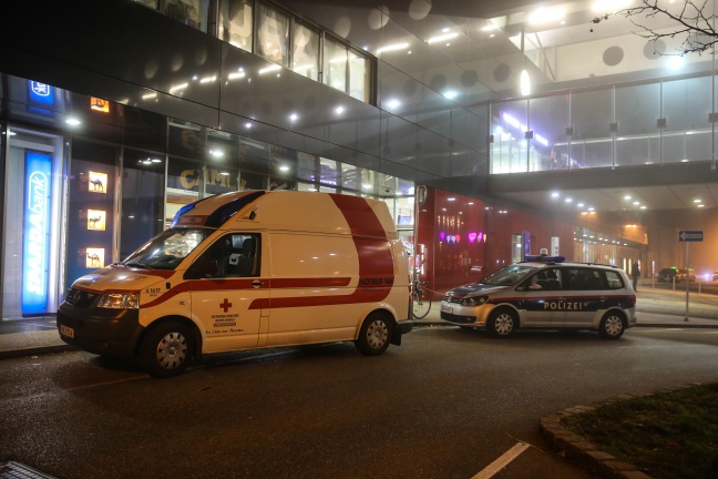 Nächtlicher Rettungs- und Polizeieinsatz im Welser Hauptbahnhof