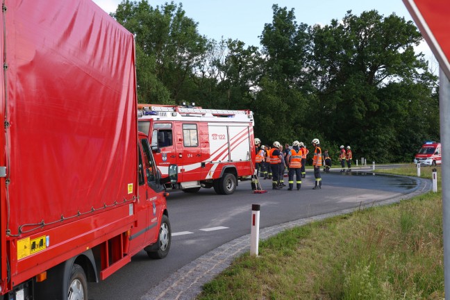 Verlorenes Speiseöl in einem Kreisverkehr sorgte für Einsatz der Feuerwehr in Buchkirchen