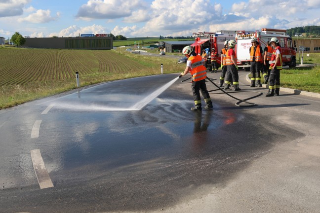 Verlorenes Speiseöl in einem Kreisverkehr sorgte für Einsatz der Feuerwehr in Buchkirchen