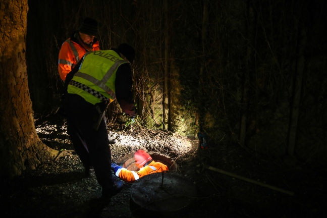 Beschdigte Bewsserungsleitung verwandelte Innviertler Strae in Eislaufplatz