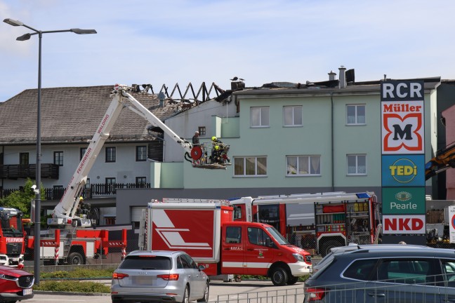 Ein Todesopfer und 14 Verletzte bei Grobrand eines Gebudes im Zentrum von Rohrbach-Berg