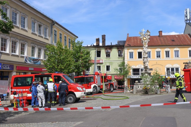 Ein Todesopfer und 14 Verletzte bei Grobrand eines Gebudes im Zentrum von Rohrbach-Berg