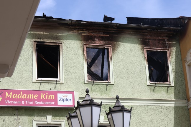 Ein Todesopfer und 14 Verletzte bei Grobrand eines Gebudes im Zentrum von Rohrbach-Berg