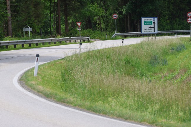 Autolenker bei Verkehrsunfall auf Scharnsteiner Straße in Pettenbach leicht verletzt