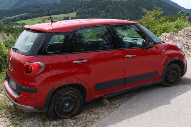 Autolenker bei Verkehrsunfall auf Scharnsteiner Straße in Pettenbach leicht verletzt