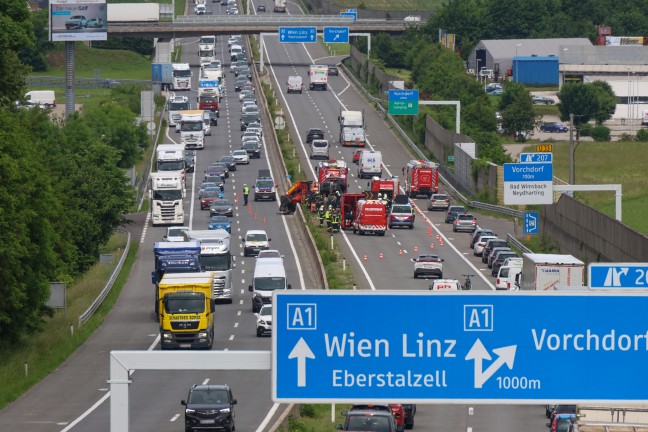 LKW-Kran auf Westautobahn bei Vorchdorf umgestürzt