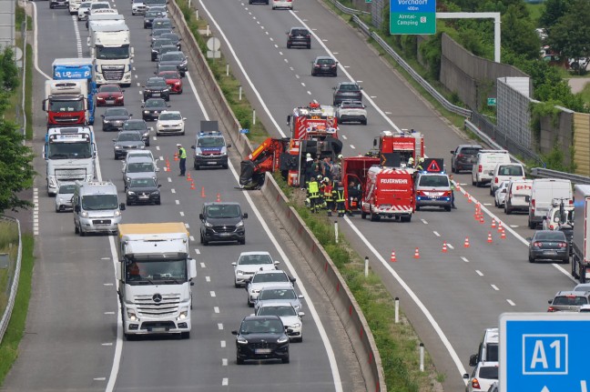 LKW-Kran auf Westautobahn bei Vorchdorf umgestürzt