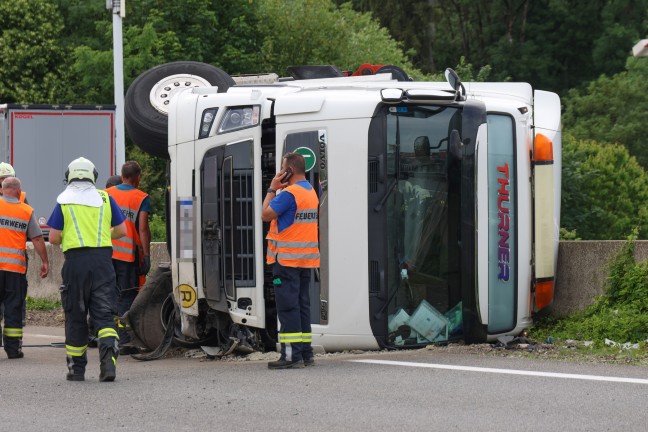 LKW-Kran auf Westautobahn bei Vorchdorf umgestürzt