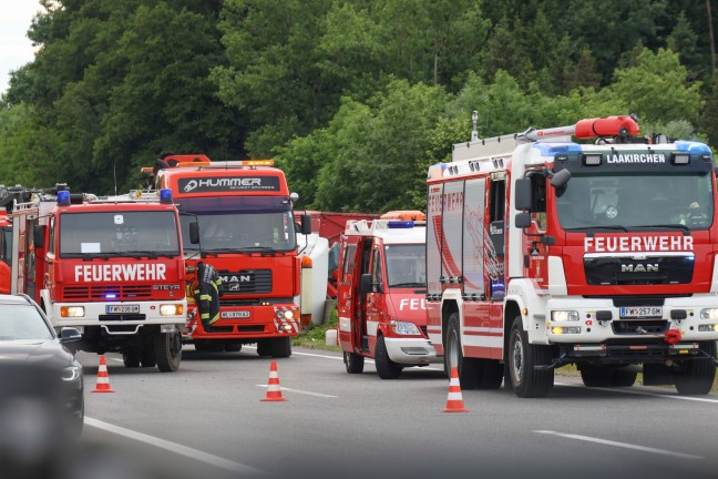 LKW-Kran auf Westautobahn bei Vorchdorf umgestürzt