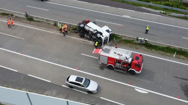 LKW-Kran auf Westautobahn bei Vorchdorf umgestürzt