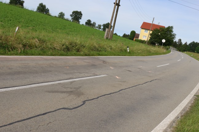 Aufrumarbeiten nach Kollision zweier Fahrzeuge in Krenglbach