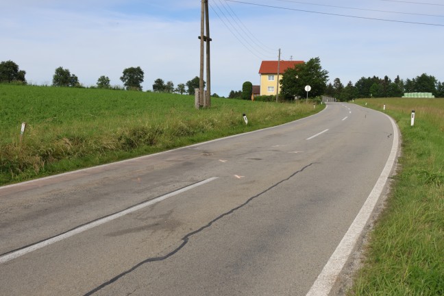 Aufrumarbeiten nach Kollision zweier Fahrzeuge in Krenglbach