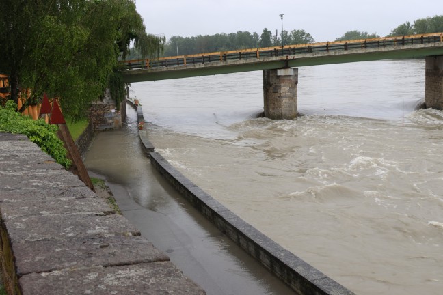 Steigende Pegel: Hochwasserschutz am Inn in Schrding aufgebaut