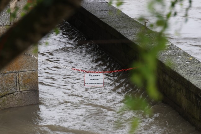 Steigende Pegel: Hochwasserschutz am Inn in Schrding aufgebaut