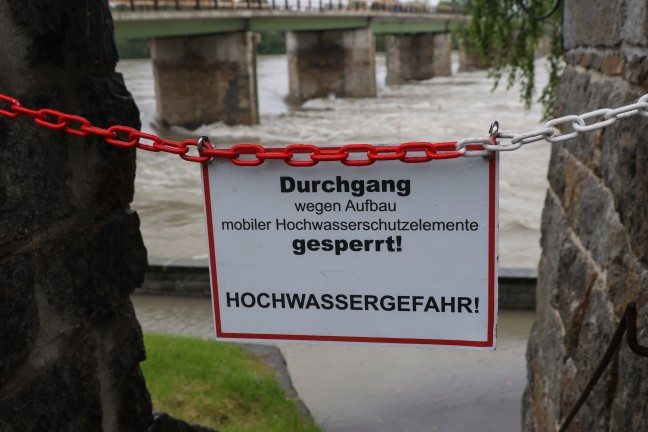 Steigende Pegel: Hochwasserschutz am Inn in Schrding aufgebaut