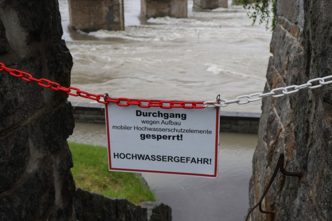 Steigende Pegel: Hochwasserschutz am Inn in Schrding aufgebaut