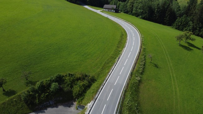 Frontalcrash mit eingeklemmter Person auf Scharnsteiner Straße bei Gschwandt