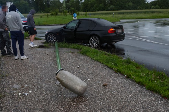 Auto kollidierte in Wels-Schafwiesen mit Straßenlaterne