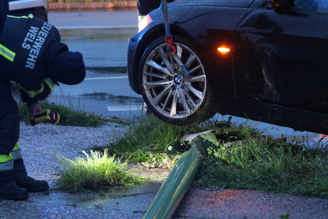 Auto kollidierte in Wels-Schafwiesen mit Straßenlaterne