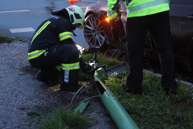 Auto kollidierte in Wels-Schafwiesen mit Straßenlaterne