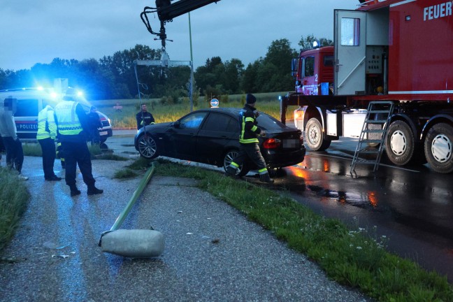 Auto kollidierte in Wels-Schafwiesen mit Straßenlaterne