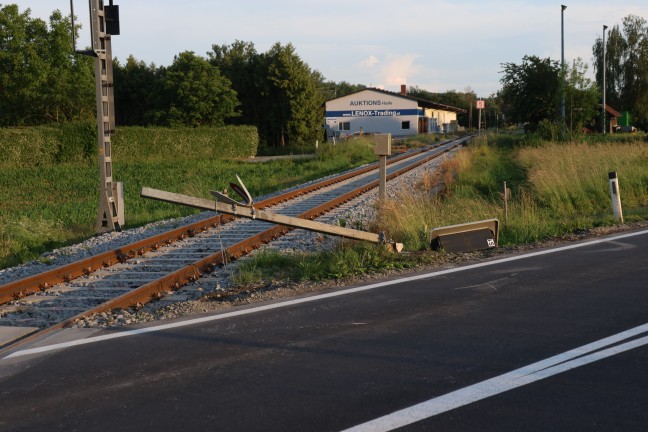 Lichtzeichenanlage gerammt: Auto auf Bahnbergang der Wallerner Strae in Scharten verunfallt