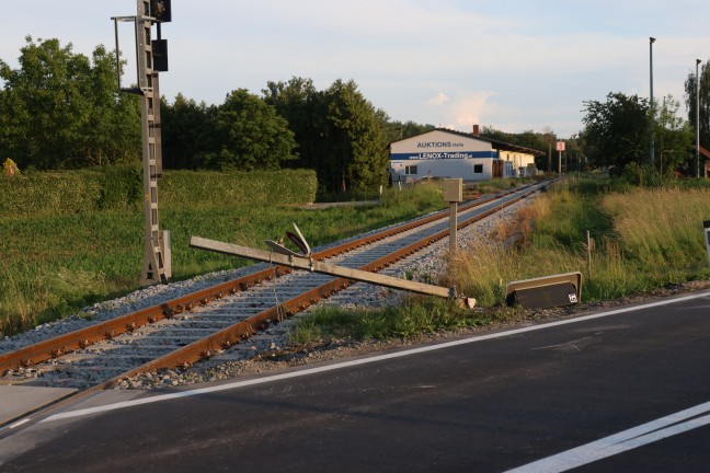 Lichtzeichenanlage gerammt: Auto auf Bahnbergang der Wallerner Strae in Scharten verunfallt