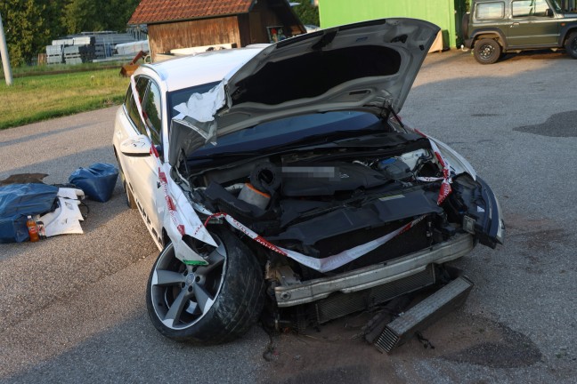 Lichtzeichenanlage gerammt: Auto auf Bahnbergang der Wallerner Strae in Scharten verunfallt