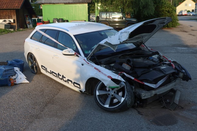 Lichtzeichenanlage gerammt: Auto auf Bahnbergang der Wallerner Strae in Scharten verunfallt