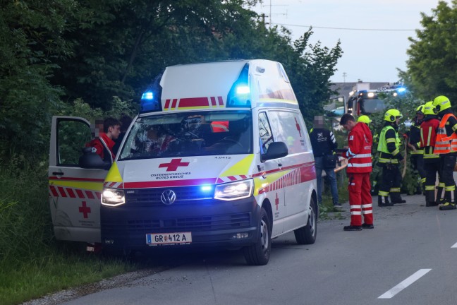 Auto bei Verkehrsunfall in Hofkirchen an der Trattnach in die Trattnach gestrzt