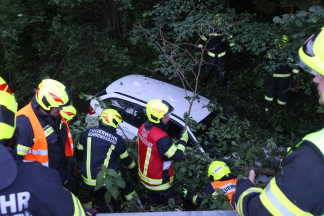 Auto bei Verkehrsunfall in Hofkirchen an der Trattnach in die Trattnach gestrzt