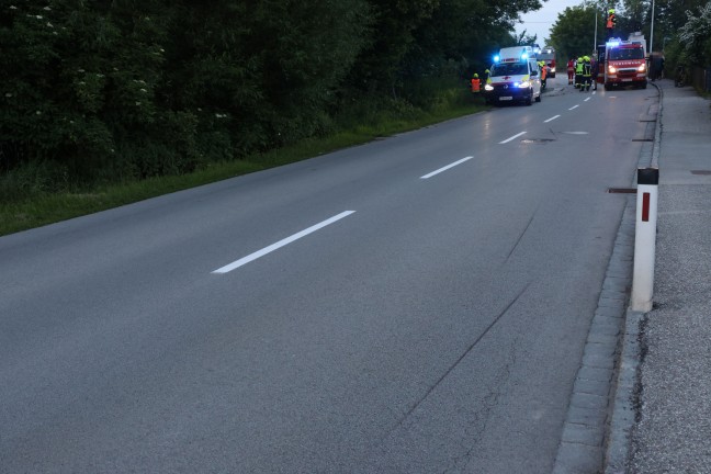 Auto bei Verkehrsunfall in Hofkirchen an der Trattnach in die Trattnach gestrzt