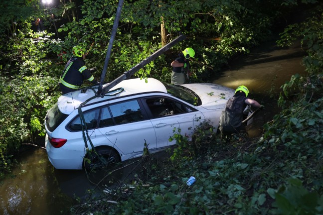 Auto bei Verkehrsunfall in Hofkirchen an der Trattnach in die Trattnach gestrzt