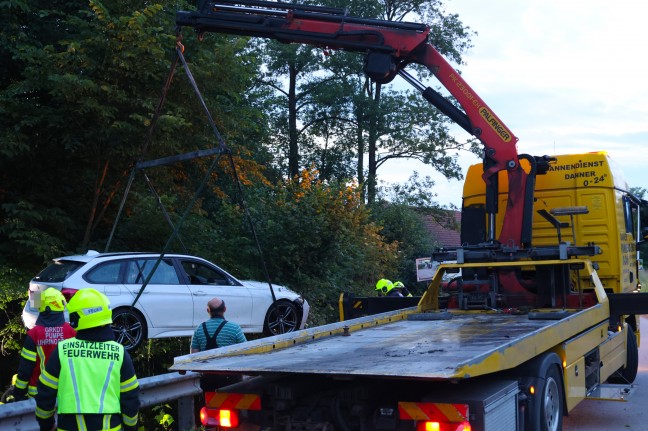 Auto bei Verkehrsunfall in Hofkirchen an der Trattnach in die Trattnach gestrzt