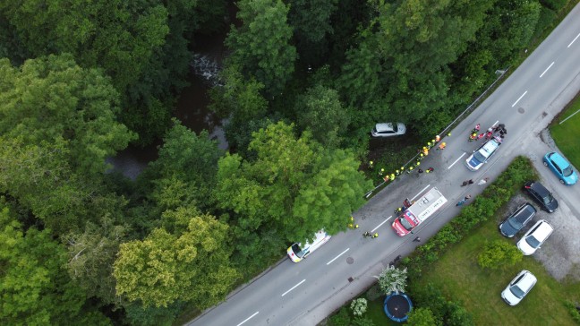 Auto bei Verkehrsunfall in Hofkirchen an der Trattnach in die Trattnach gestrzt