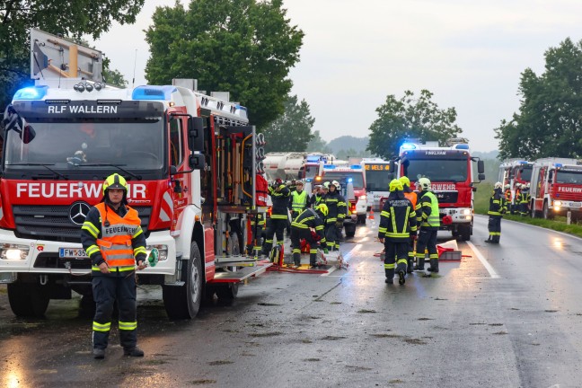 LKW fr Mharbeiten bei schwerem Unfall in Wallern an der Trattnach regelrecht um Baum gewickelt