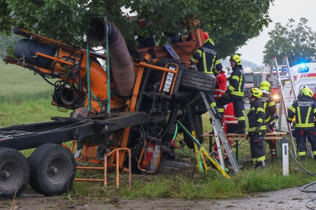 LKW fr Mharbeiten bei schwerem Unfall in Wallern an der Trattnach regelrecht um Baum gewickelt