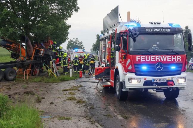 LKW fr Mharbeiten bei schwerem Unfall in Wallern an der Trattnach regelrecht um Baum gewickelt