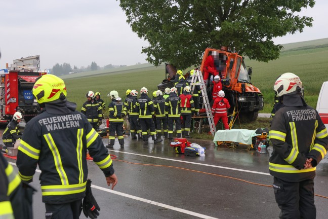 LKW fr Mharbeiten bei schwerem Unfall in Wallern an der Trattnach regelrecht um Baum gewickelt