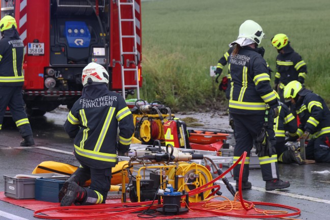 LKW fr Mharbeiten bei schwerem Unfall in Wallern an der Trattnach regelrecht um Baum gewickelt