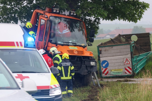 LKW fr Mharbeiten bei schwerem Unfall in Wallern an der Trattnach regelrecht um Baum gewickelt